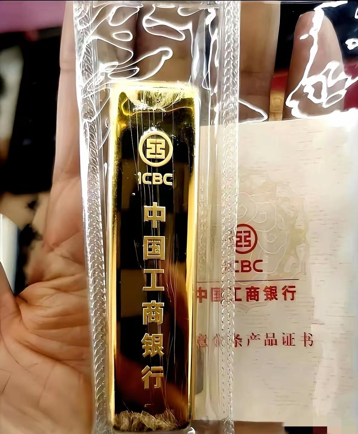 我姐夫今天干了件大事，全家都快炸了。金价965一克，他眼睛都不眨，直接跑银行里