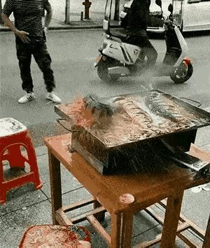 就这样的行为，不要觉着是什么好事，太心狠毒辣了，你再馋也要等到它彻底死去再烧烤，