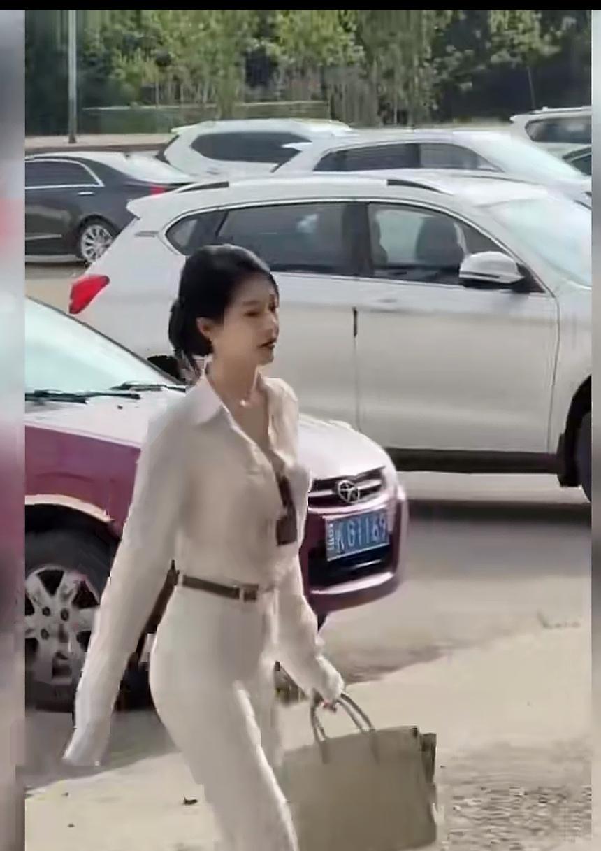 这打扮是没问题，但我还是更喜欢穿衬衫扣好扣子的女生。