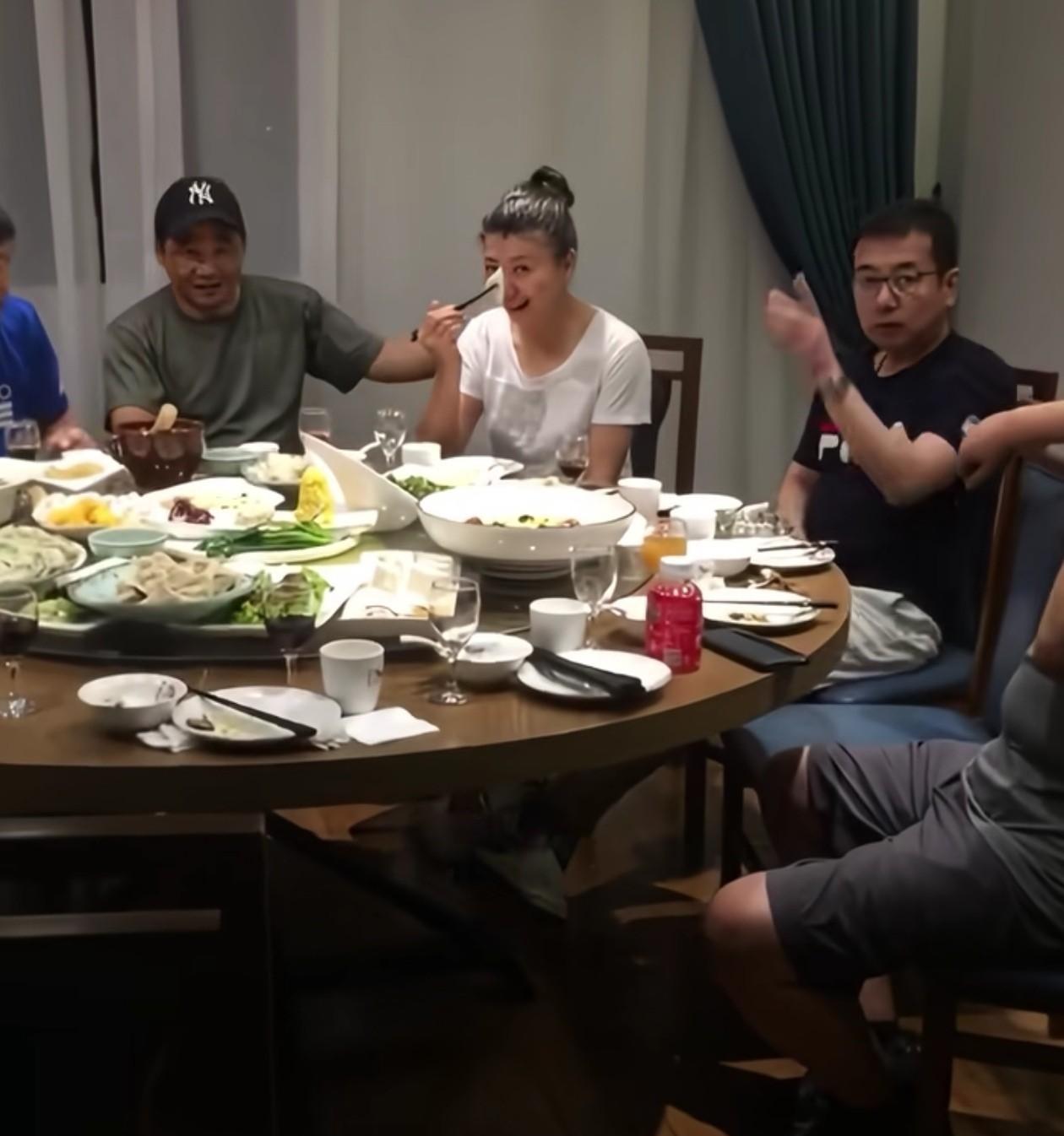 闫学晶饭局被拍的画面，藏着最真实的处世百态。她夹着饺子吃得香，嘴角沾着醋星