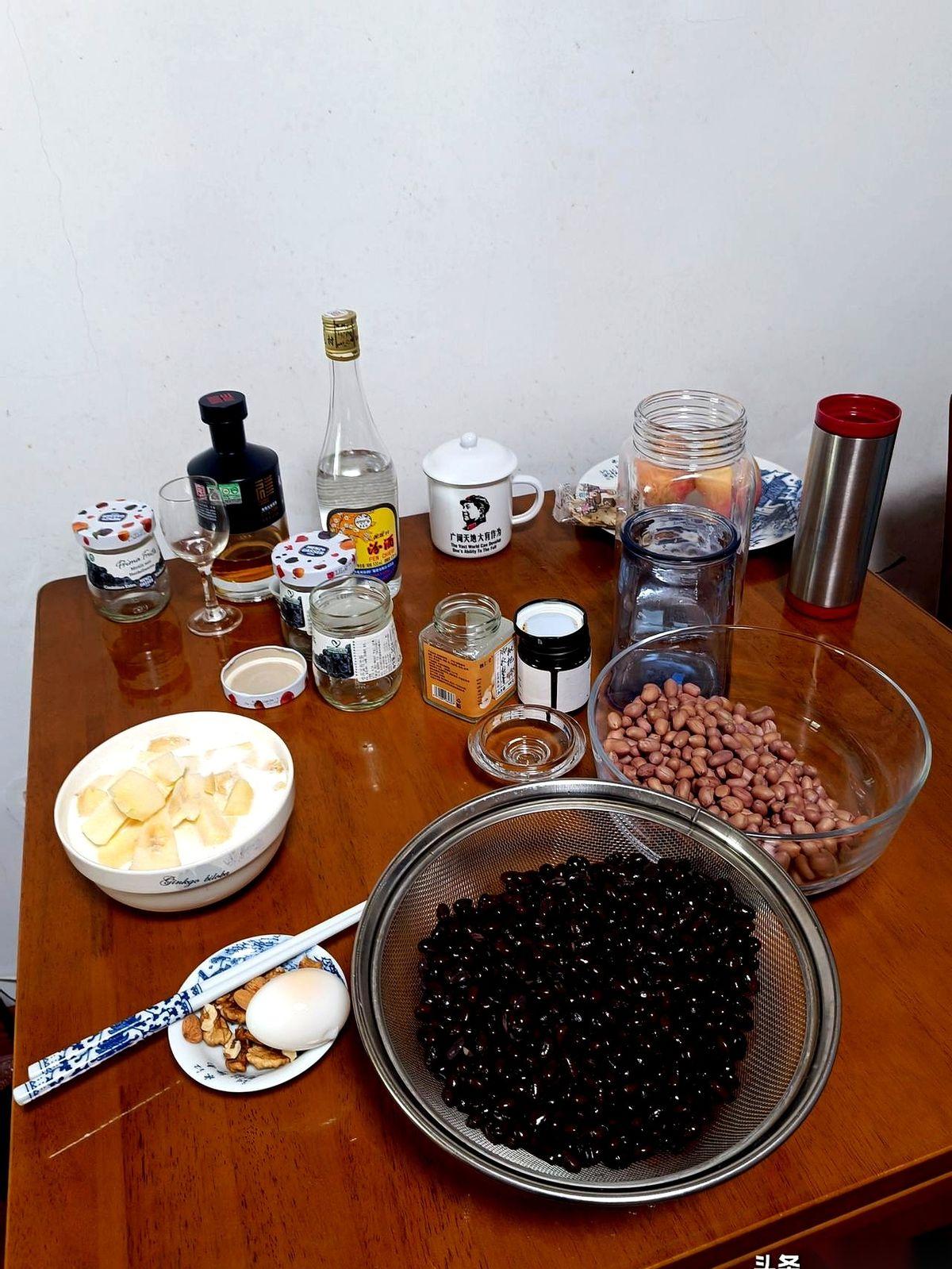 一个73岁的单身老头，每天清晨都在厨房里搞“精确测量”。电子秤往桌上一摆，40