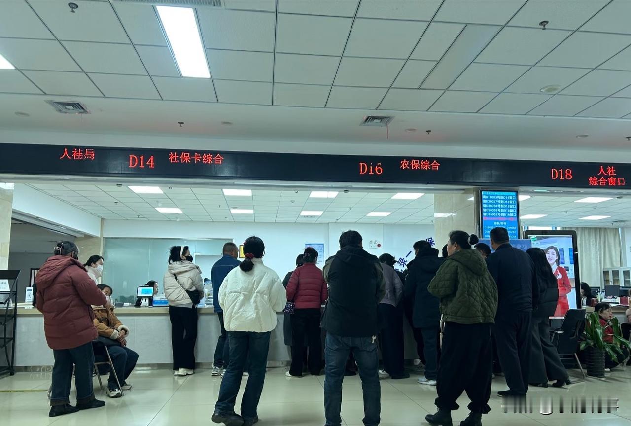 我那位在社保局窗口干了十年的同学，最近聊起一件事。她经手过不少中年人的社保咨询