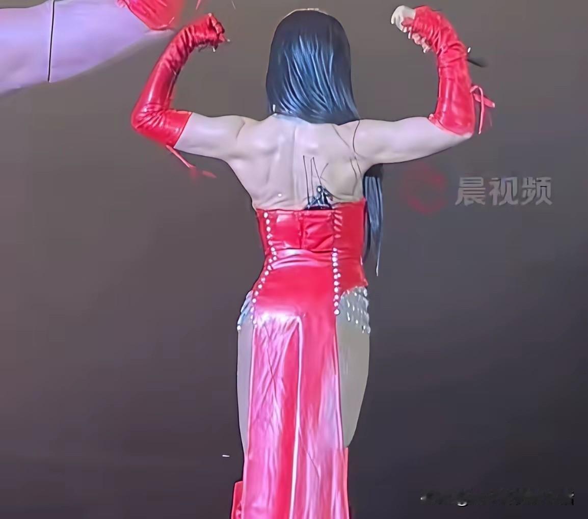 现在的女明星太拼了。超女时代的江映蓉，竟然变成了女金刚，歌唱舞台成为了秀肌肉的