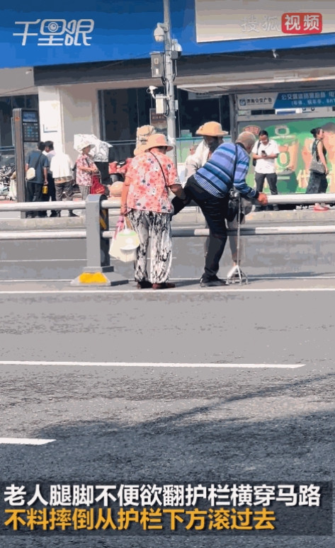 倒霉到家了！7月8日，山东济南，老爷子在2位大妈的搀扶下过马路，由于当时是早高峰
