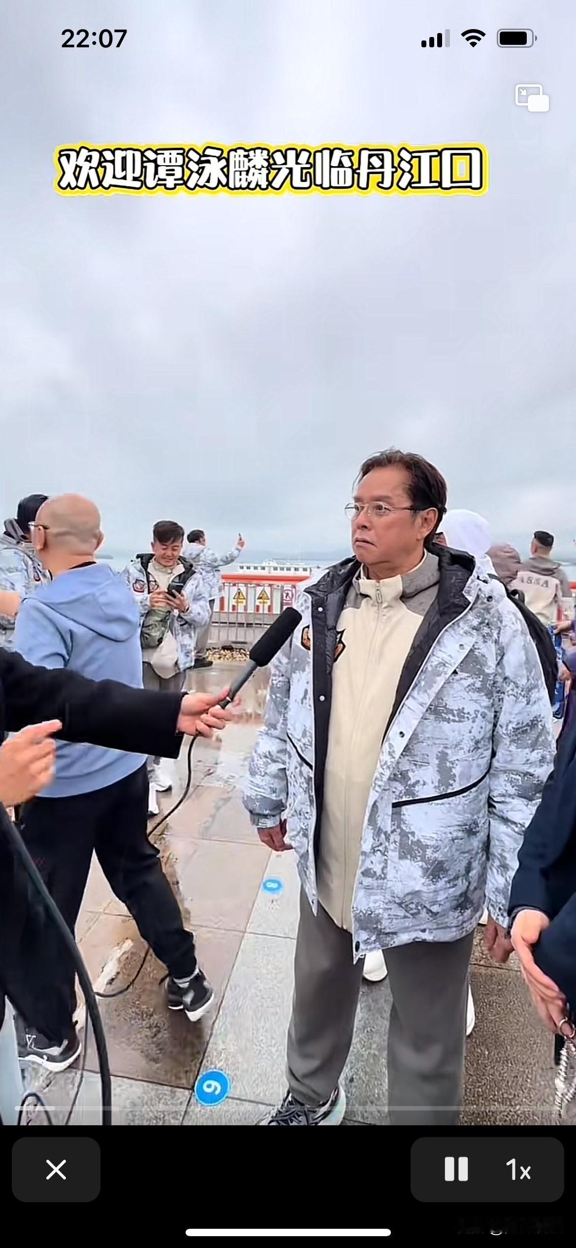 谭咏麟老师变化很大了，开始慢慢变老了，肚子大头发变少，一副老年人的模样，岁月流逝