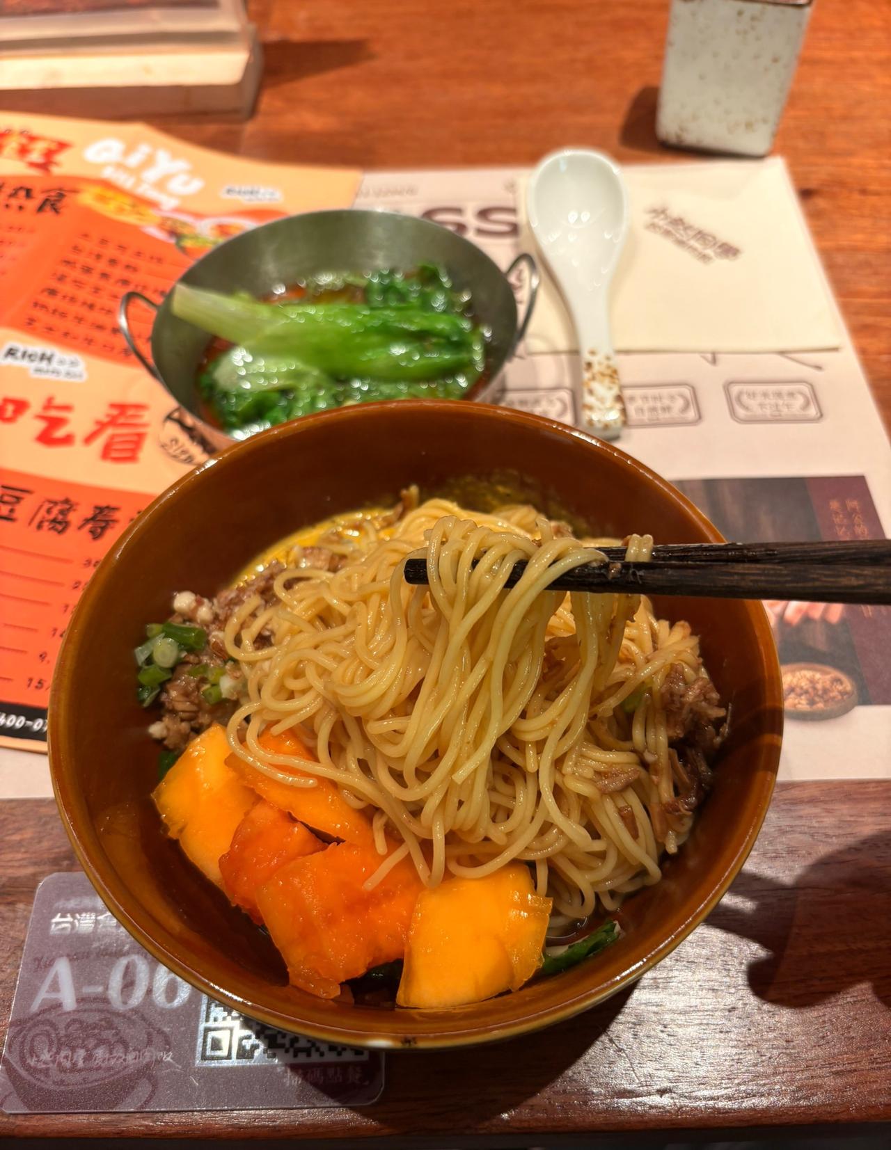 昨天去逛商场的时候，发现忽然之间冒出了很多什么什么食堂的那种比较小一点的店，就