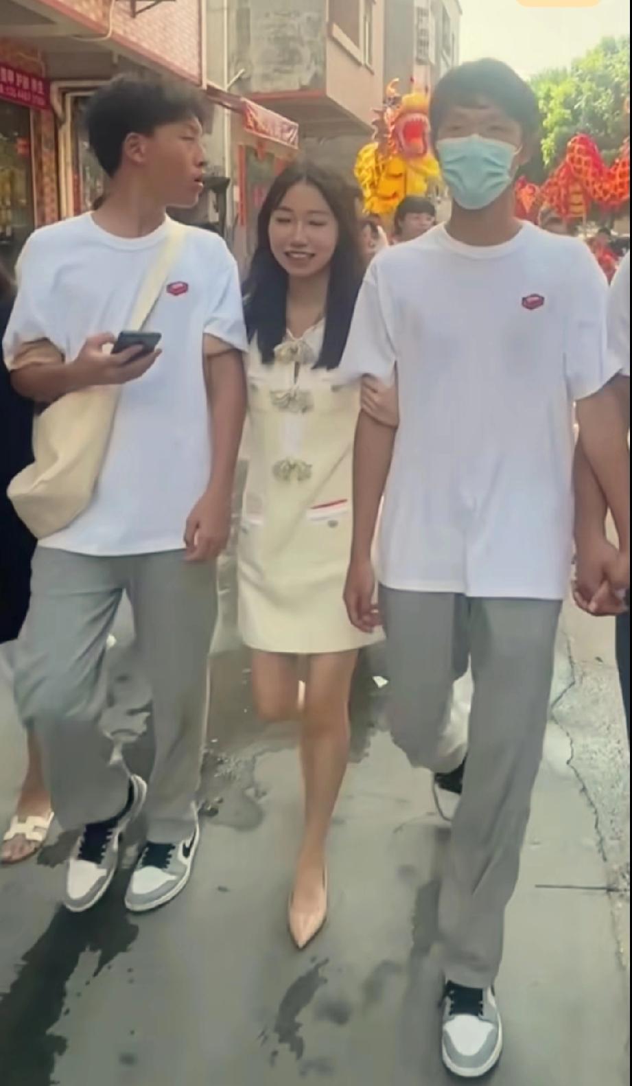 叶锐聪和弟弟一样的长相，一样的身材，就连穿的衣服和鞋子都一模一样，姐姐拉着