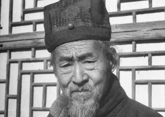 1907年，58岁的道士王圆箓用200两银子的价格，将整整30箱敦煌的珍贵文物卖