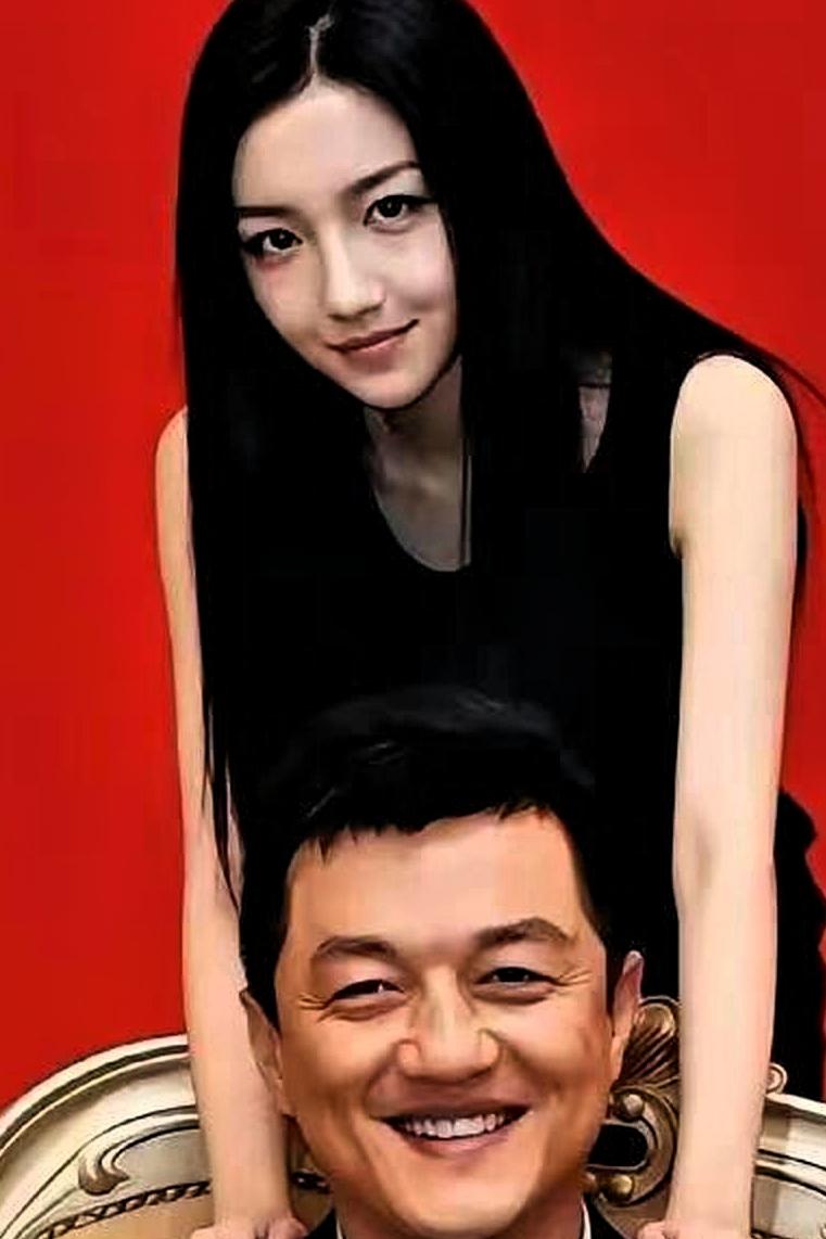 李嫣和爸爸李亚鹏一起出镜了，真是让人惊讶，这姑娘真是愈发迷人呀。翻看父女俩