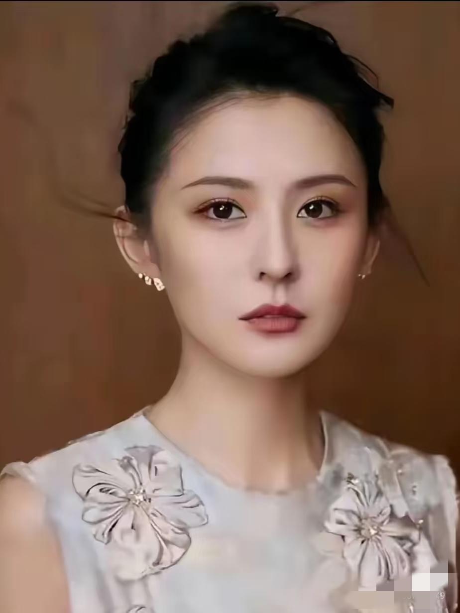 我最搞不懂的人，就是热依扎了。明明已经是顶流了，居然在事业高峰期，宣布暂时告