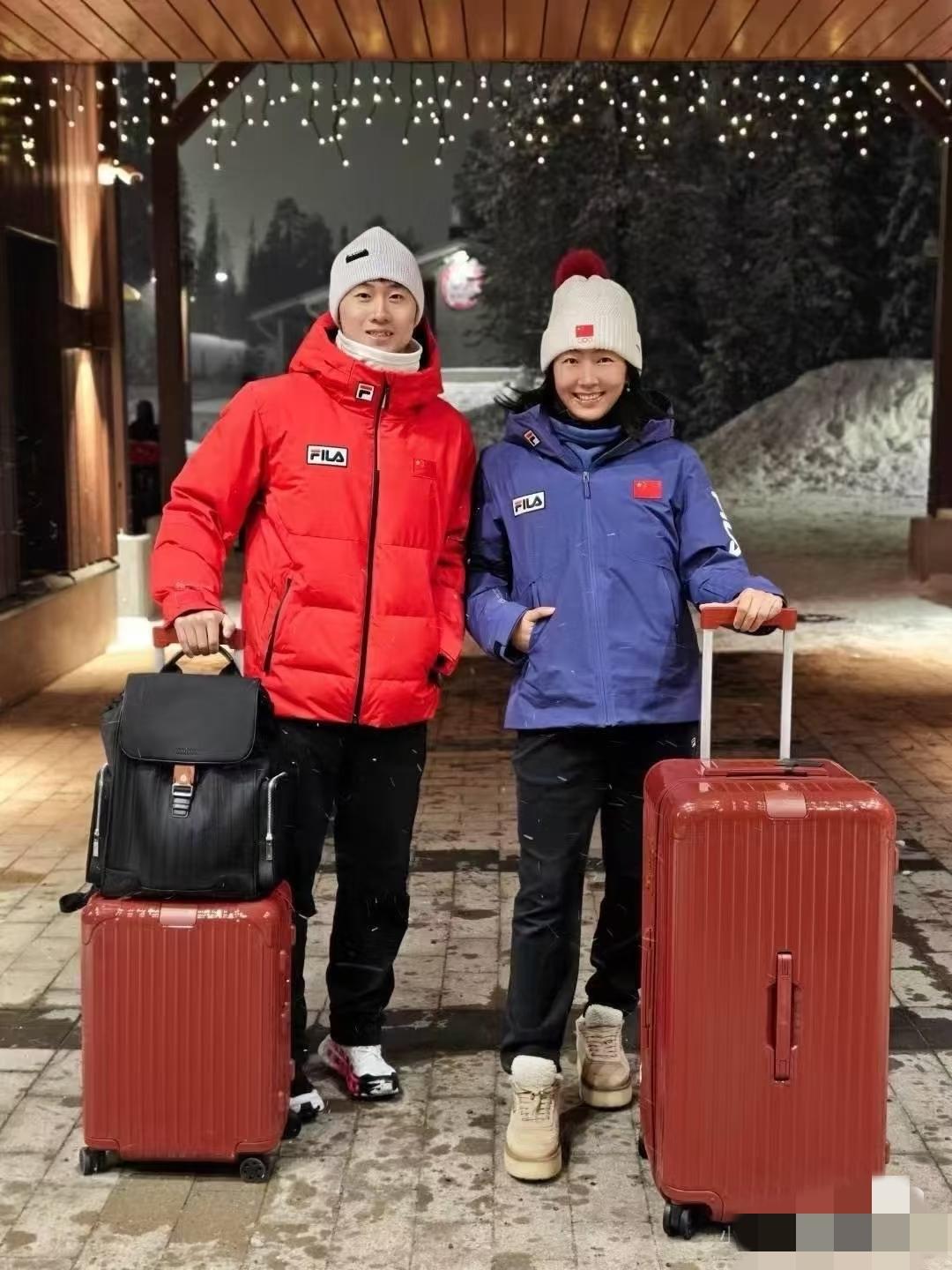 徐梦桃终于舍得给老公王心迪换了苏翊鸣的同款行李箱和包包!前几天，苏翊鸣在20