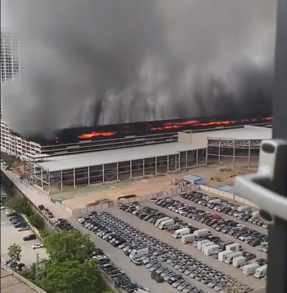 近日，深圳坪山比亚迪一立体车库发生火情，现场浓烟滚滚，所幸消防人员及时将火势扑灭