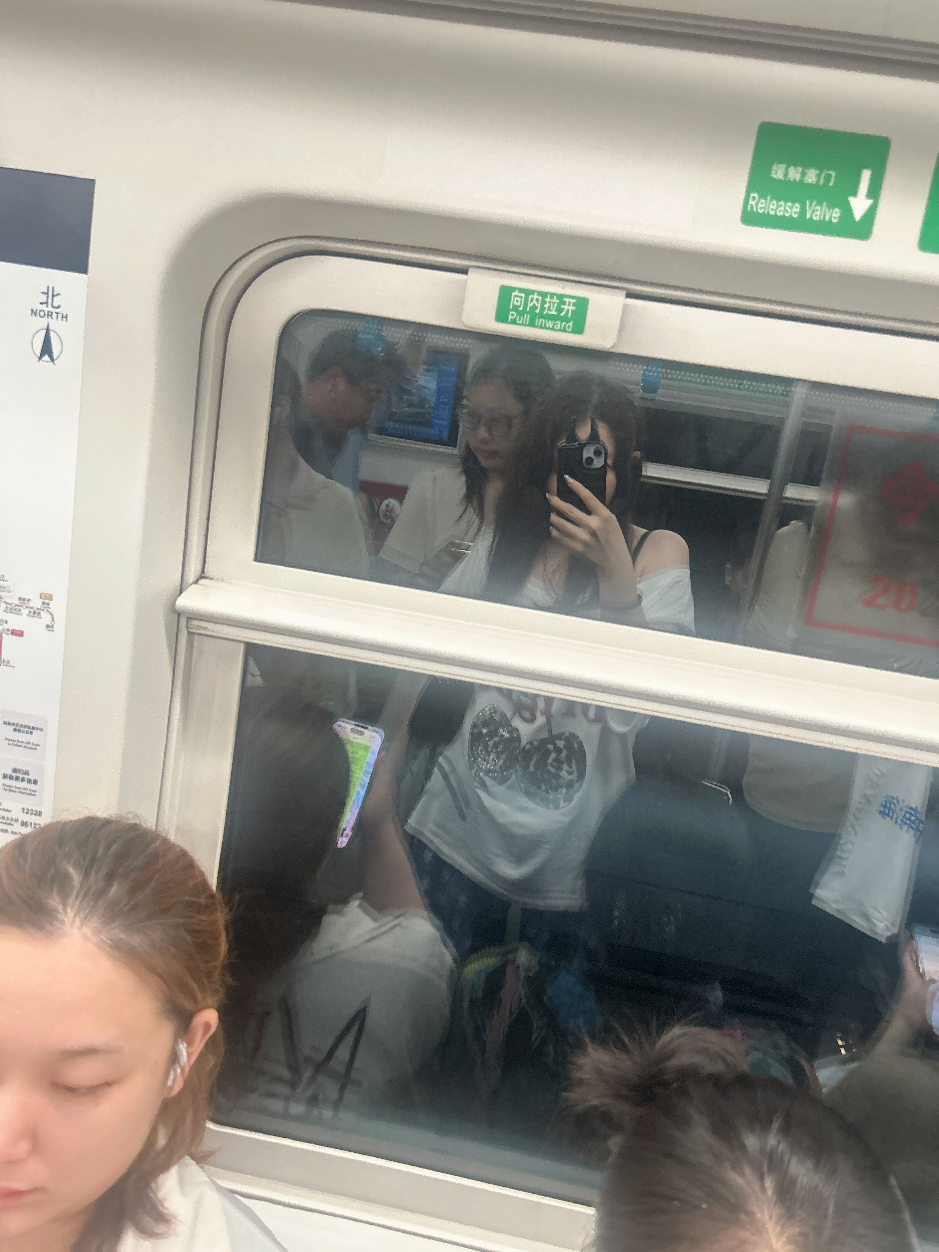 护士不在，小露一下