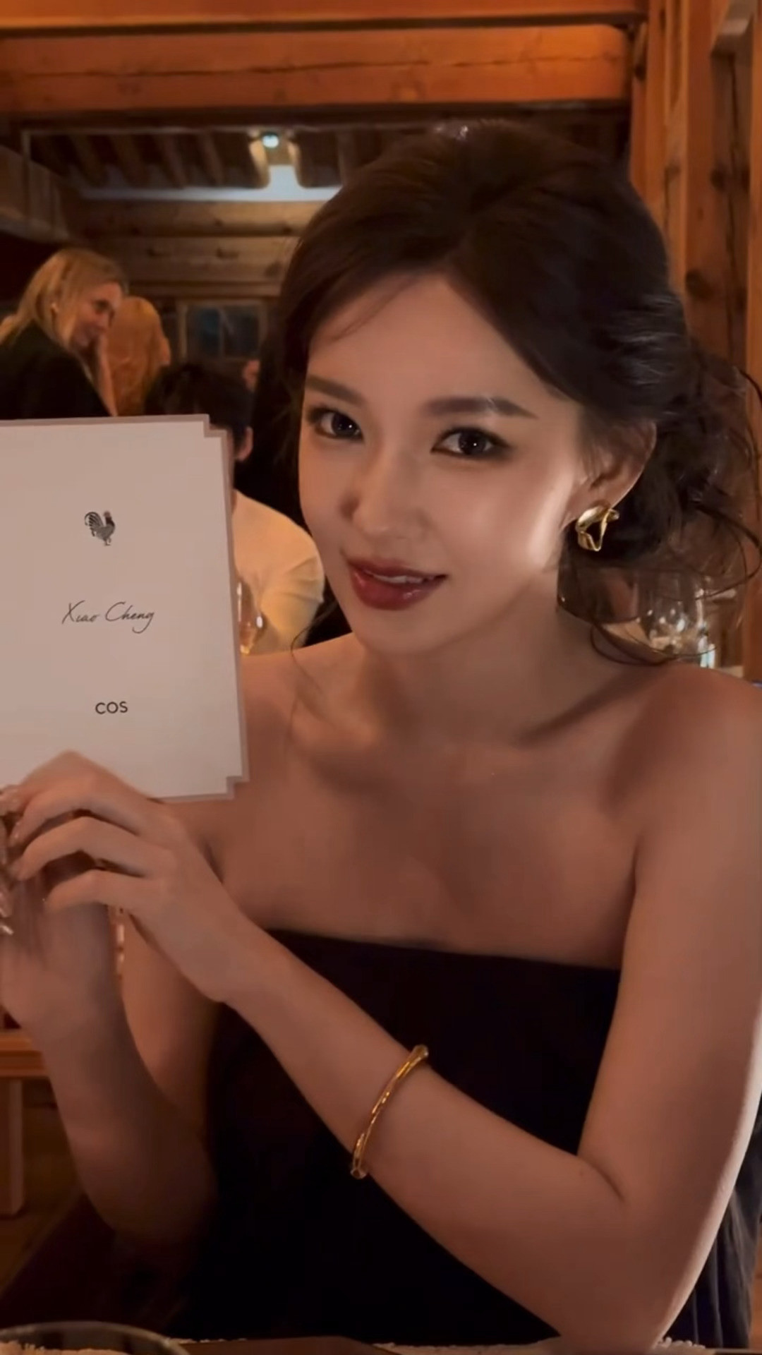 程潇秀后晚宴妆造，布偶猫咪就这样萌萌的注视着镜头