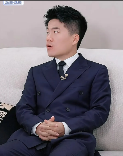 董宇辉今天好正式呀！像是参加什么高级会议去了[大笑]你看和旁边的骞还蛮亲密的