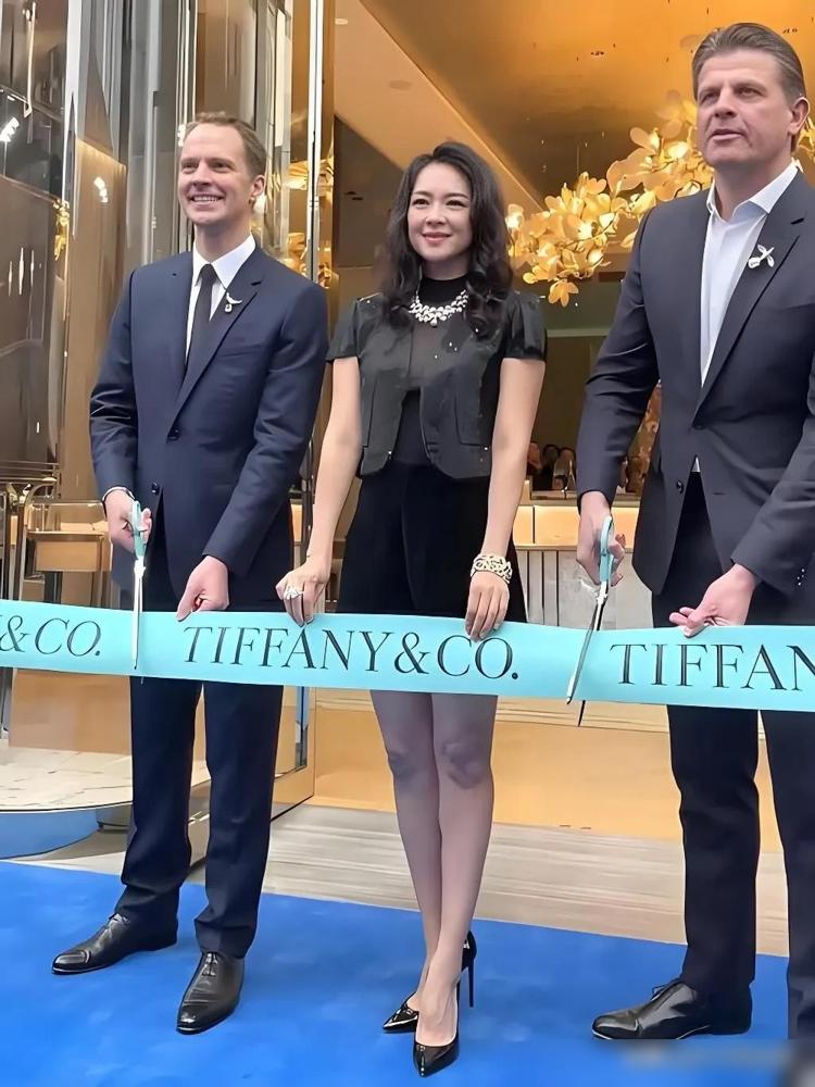 国际影后章子怡昨日空降成都太古里Tiffany旗舰店开业仪式，作为全场唯一剪彩嘉