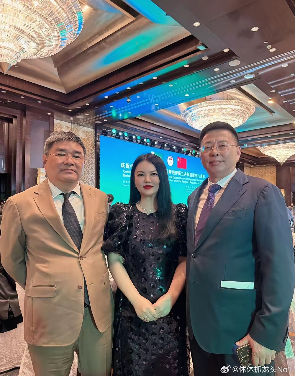 时隔5个月，李湘高调发文。5月27日夜晚，李湘在社交平台分享了一组照片，并配文：