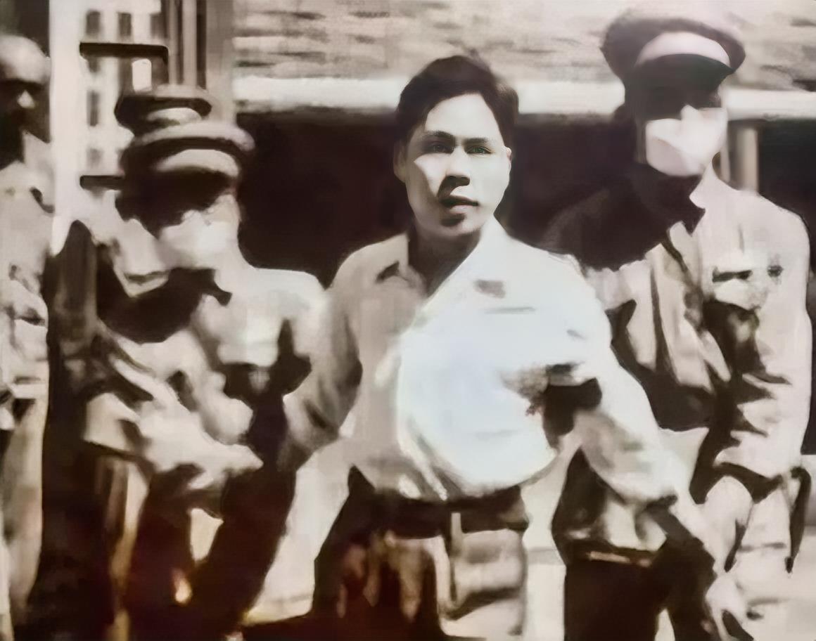 1948年8月，毛人凤得知亲信戚再玉、张亚民被抓后，打电话让淞沪警备司令部放人，