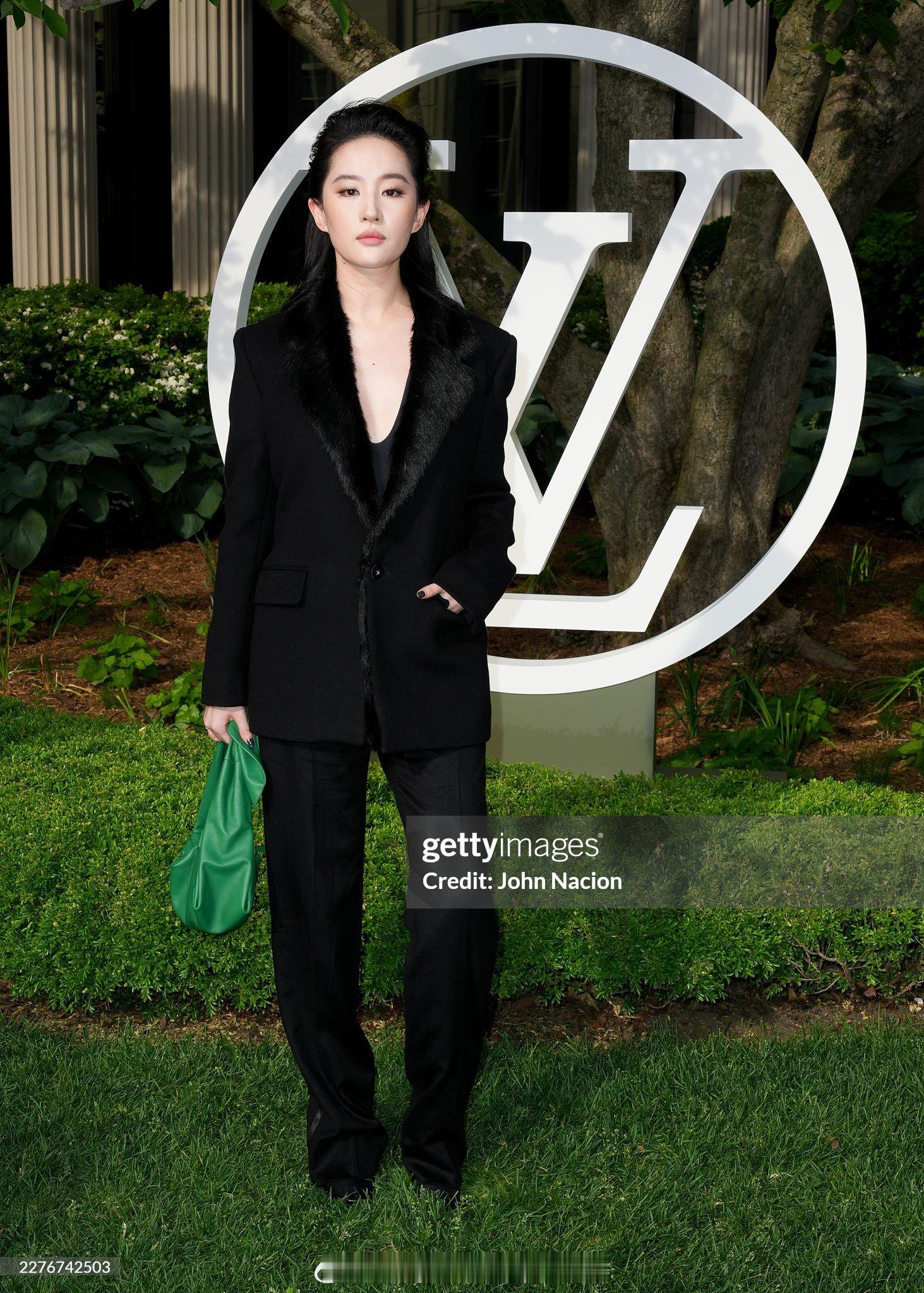 刘亦菲G社生图G社生图来袭，刘亦菲亮相纽约2027路易威登早春秀，第九次出席L