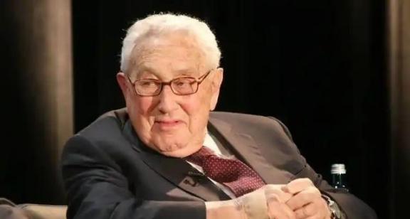 一旦中美开战，美军将全面轰炸中国？100岁的基辛格早就发出过警告：美国盟友再多也