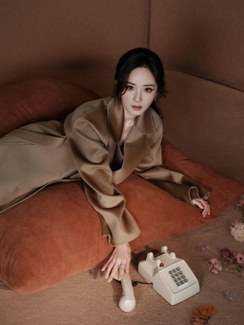 杨幂美腿玉足光脚丫，风衣大长腿写真。