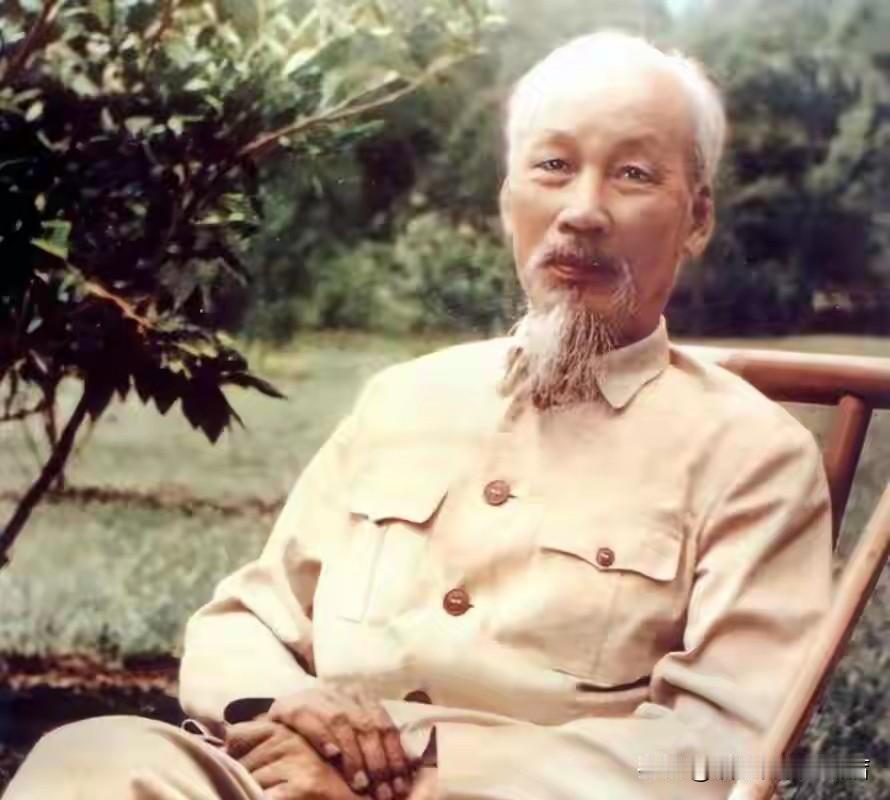 你信不信，有一个人亲手废掉了自己最擅长的东西。胡志明，能写一手漂亮的唐诗，在