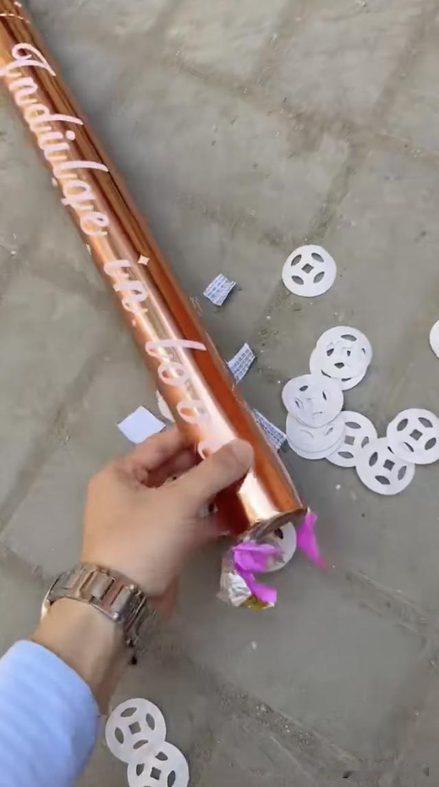 这事儿真的回想起来都让人后怕，救下这场婚礼的不是主持人八九年的经验，是酒店嫌彩