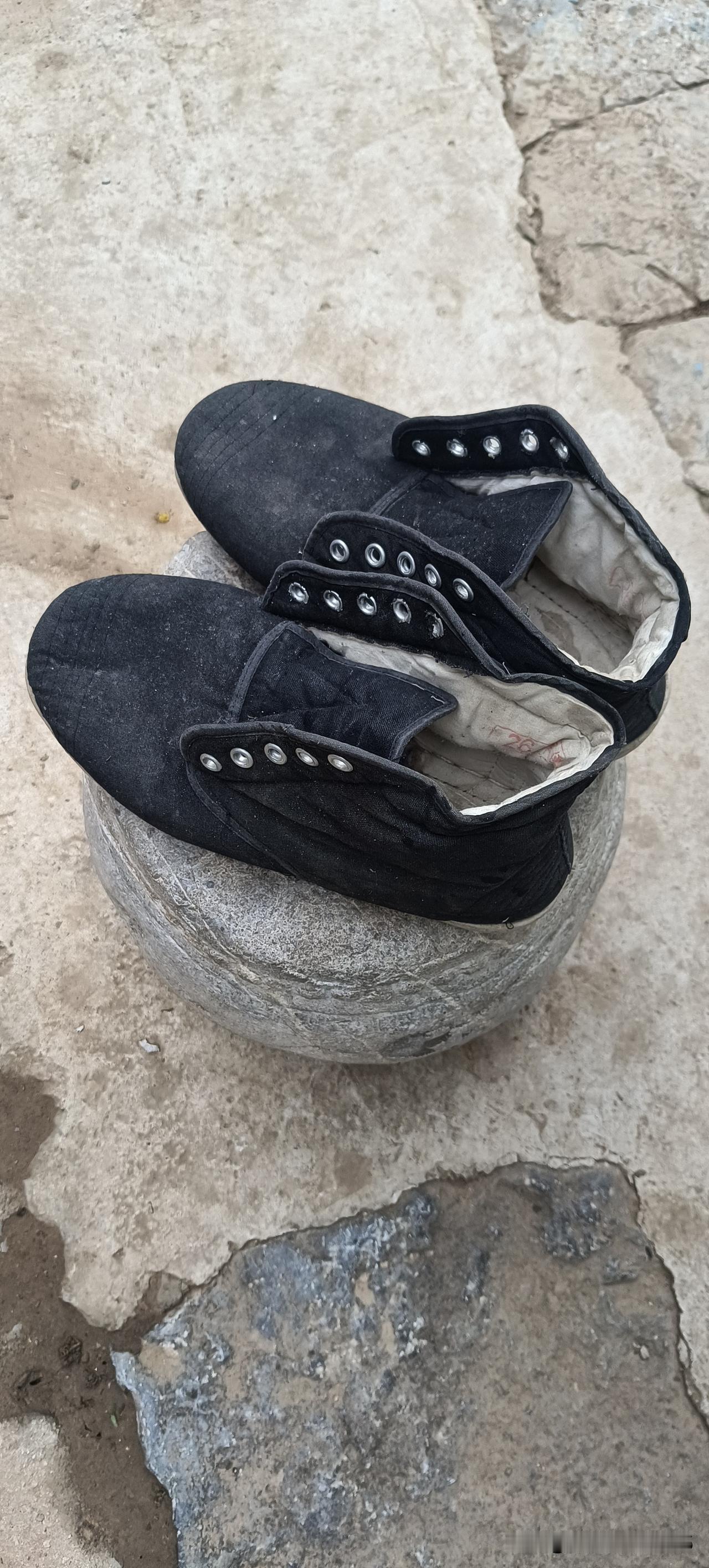 看见这双鞋我自己都想笑，你们说这算古董吗？这是我傻男人，花5块钱买的，据说是古