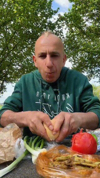 吃过德国美食的网友都知道，吃的就是原汁原味营养不流失，这是德国农场主正在享用