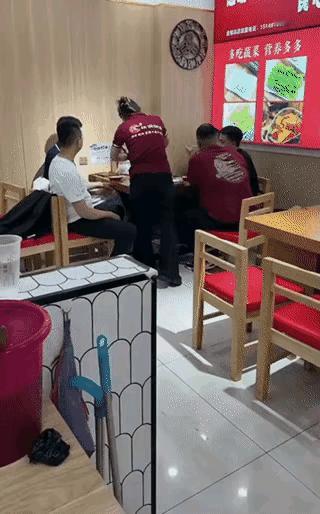 露馅了，看来这面点师傅手不老实啊！