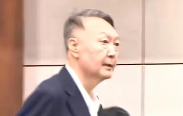 尹锡悦受审爆终极拷问！护妻人设要塌？金建希15年刑期赌他独扛韩国政坛炸锅！前