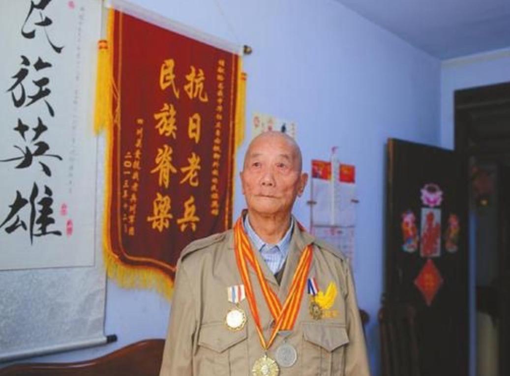 1941年，1辆日军坦克掉进旱坑，3名日本兵从坦克中伸出脑袋时，却被25岁的郑维