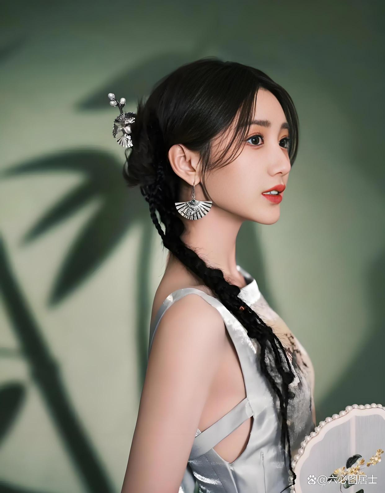 毛晓彤身着露背连衣裙，手持团扇，竹影摇曳，如临画境！