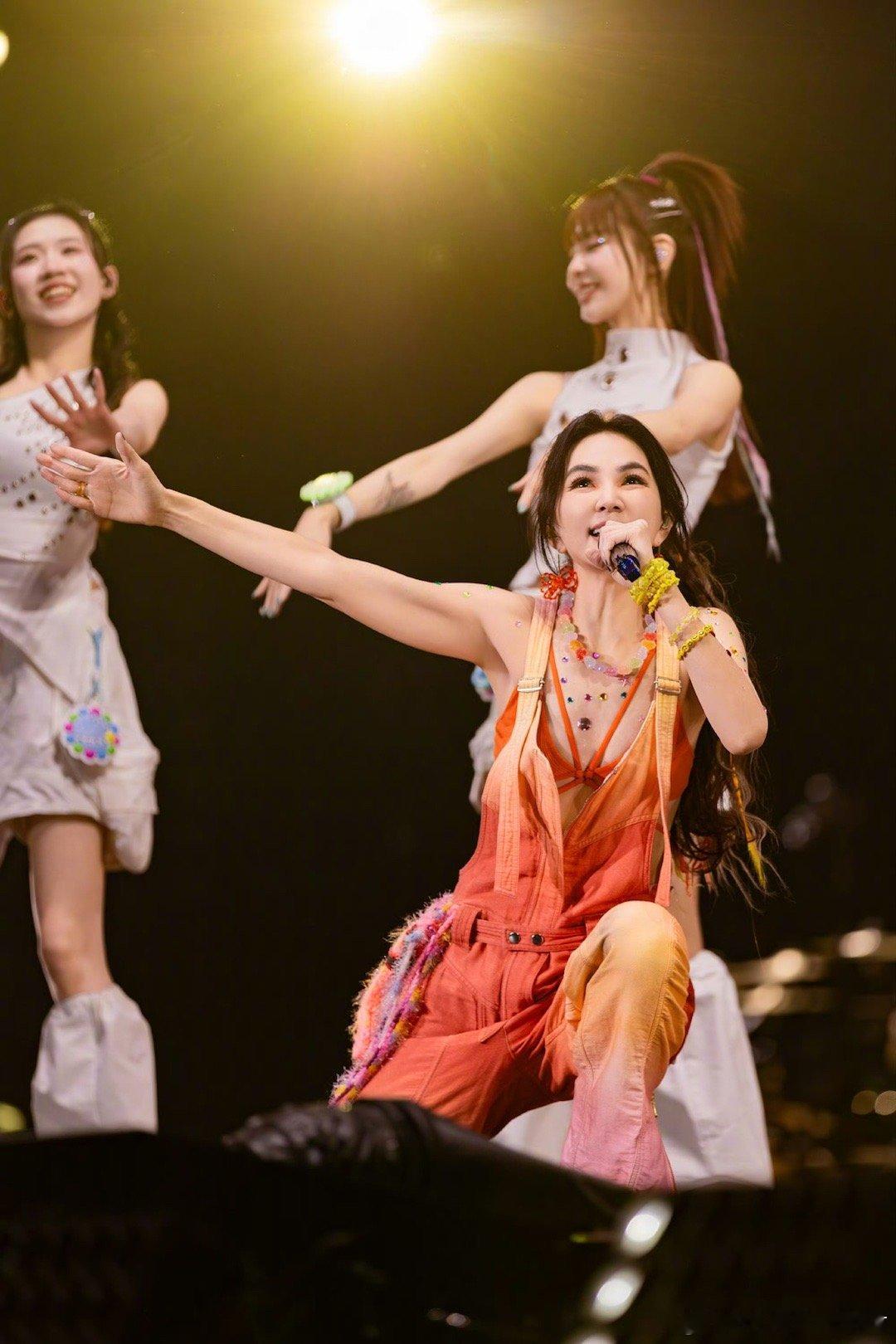 没点体力都不敢追Ella演唱会Ella的演唱会绝对是“体力活”！整场表演丝滑流