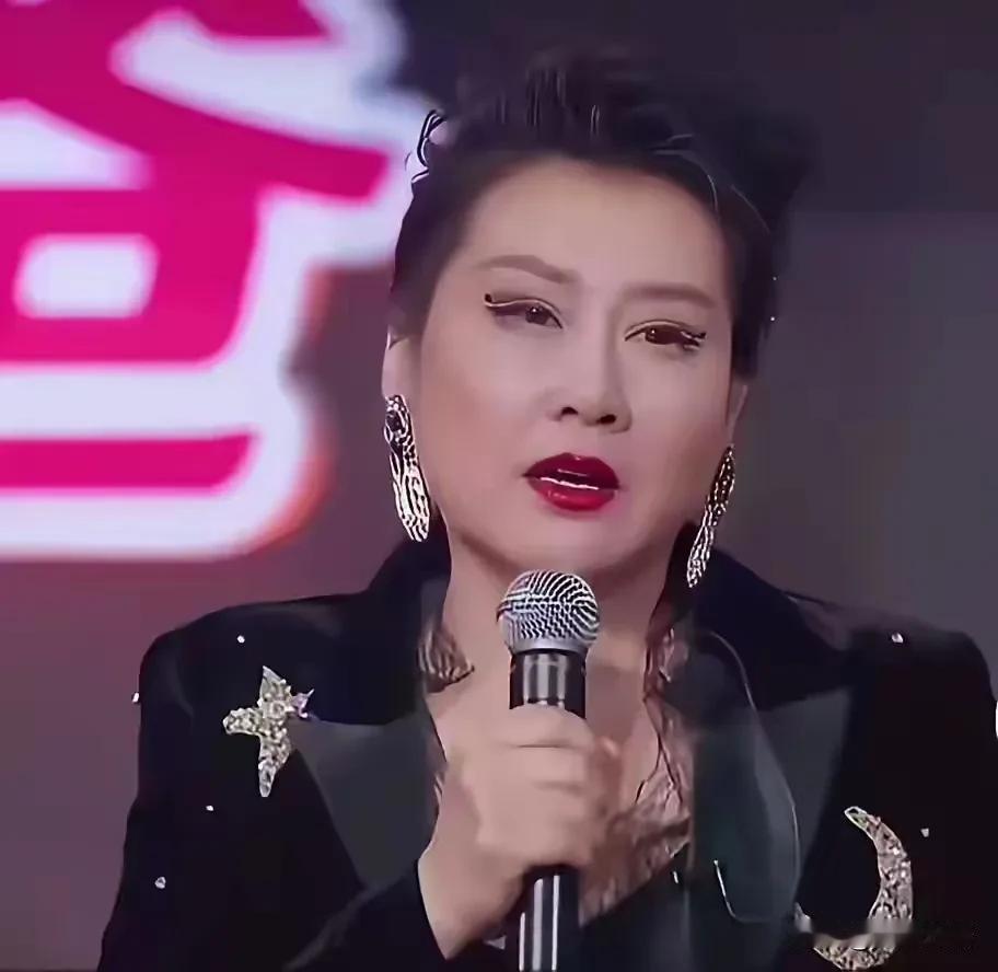 谁能看出她63岁了，还是国家一级演员，在综艺里整这造型、这妆容、穿成这样，是不是