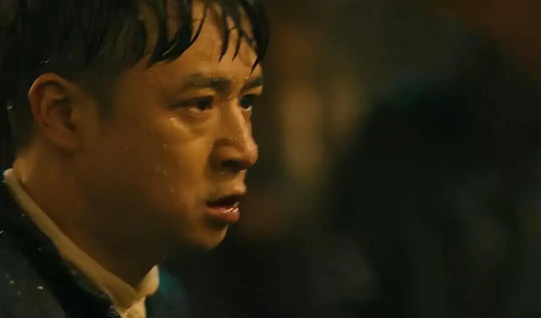 八千里路云和月播到丁玉娇被一群男人围着骂疯婆子。她丈夫张云魁在前线拼命，她却