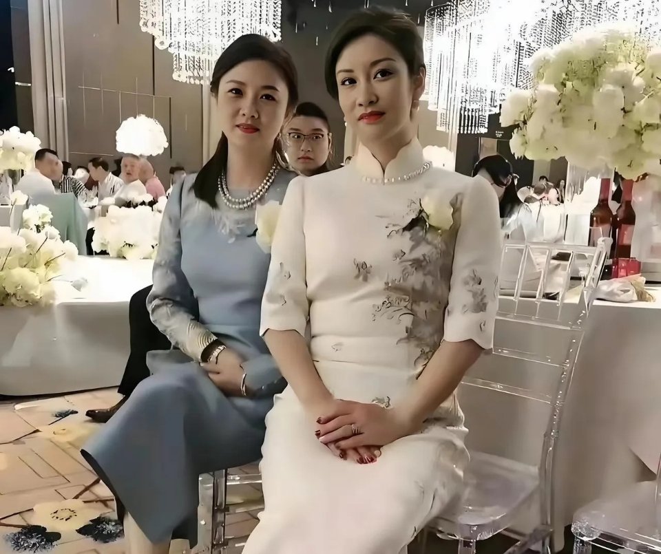 不得不说，这才是真正的门当户对！两亲家母的气质有的一拼！一看就知道都是不缺钱的主