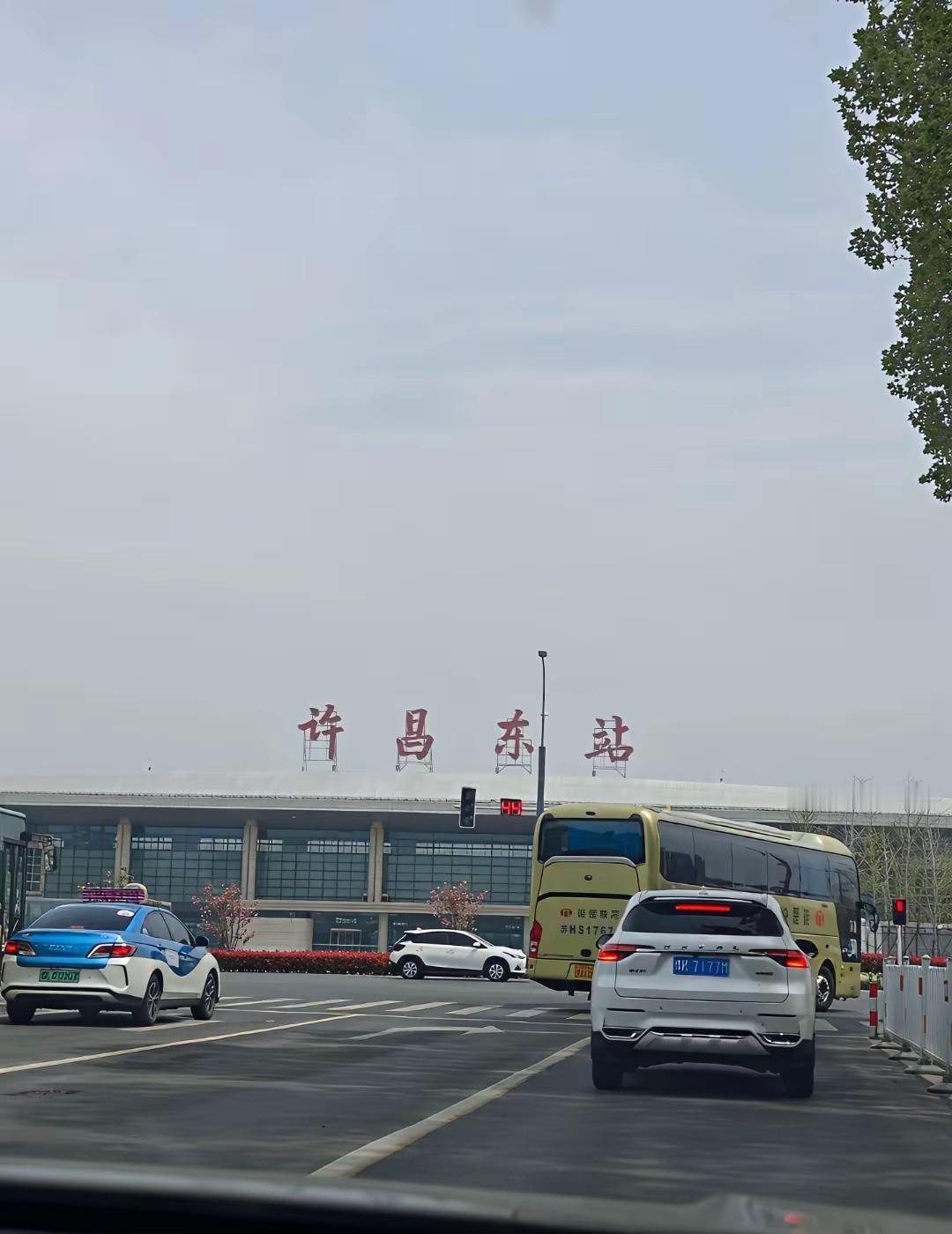 酒吧老板当着面说生意不好，每晚客人不到十桌。原定七天的演出，他第三天就打包回来了