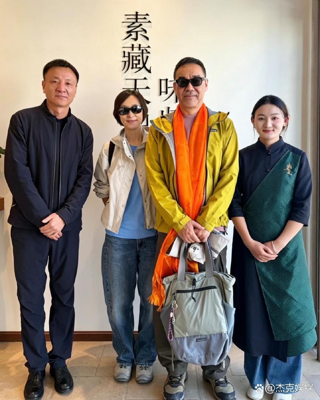 刘青云和老婆郭蔼明在西藏旅游被偶遇，夫妻俩都是素颜，状态都挺好的。郭蔼明身材很瘦，留着一头短发，气质