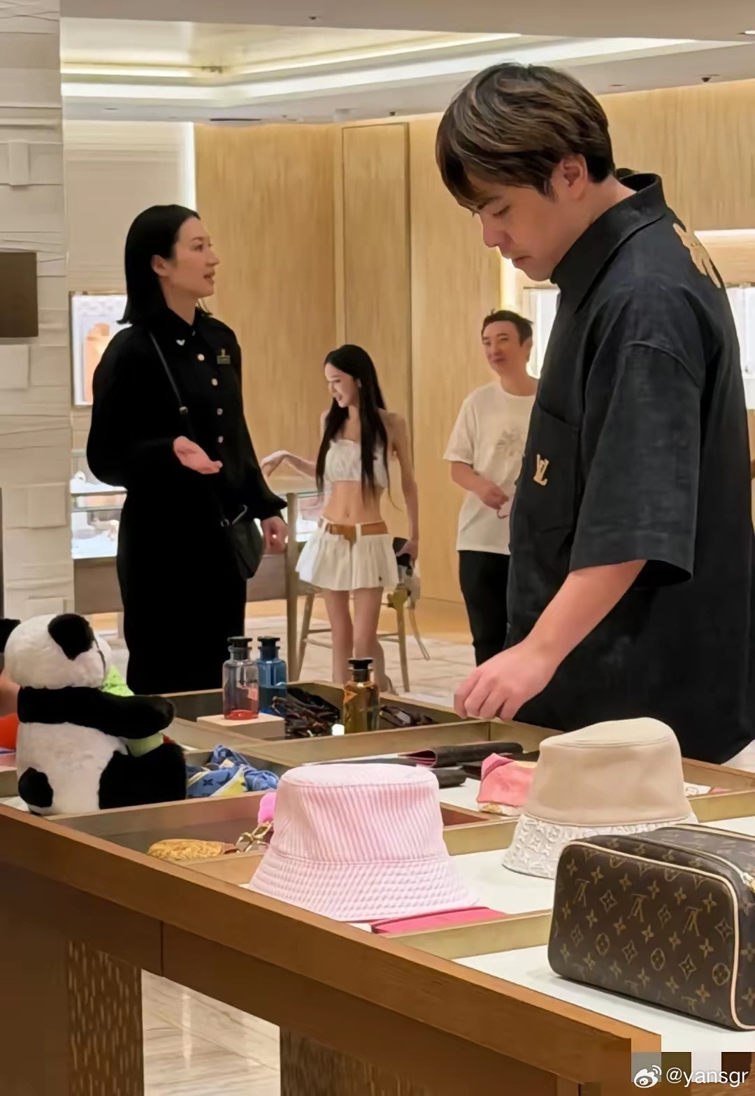 王思聪带美女露面，小王这辈子没白活呐，每一次带的女孩子都长在我的审美点上。