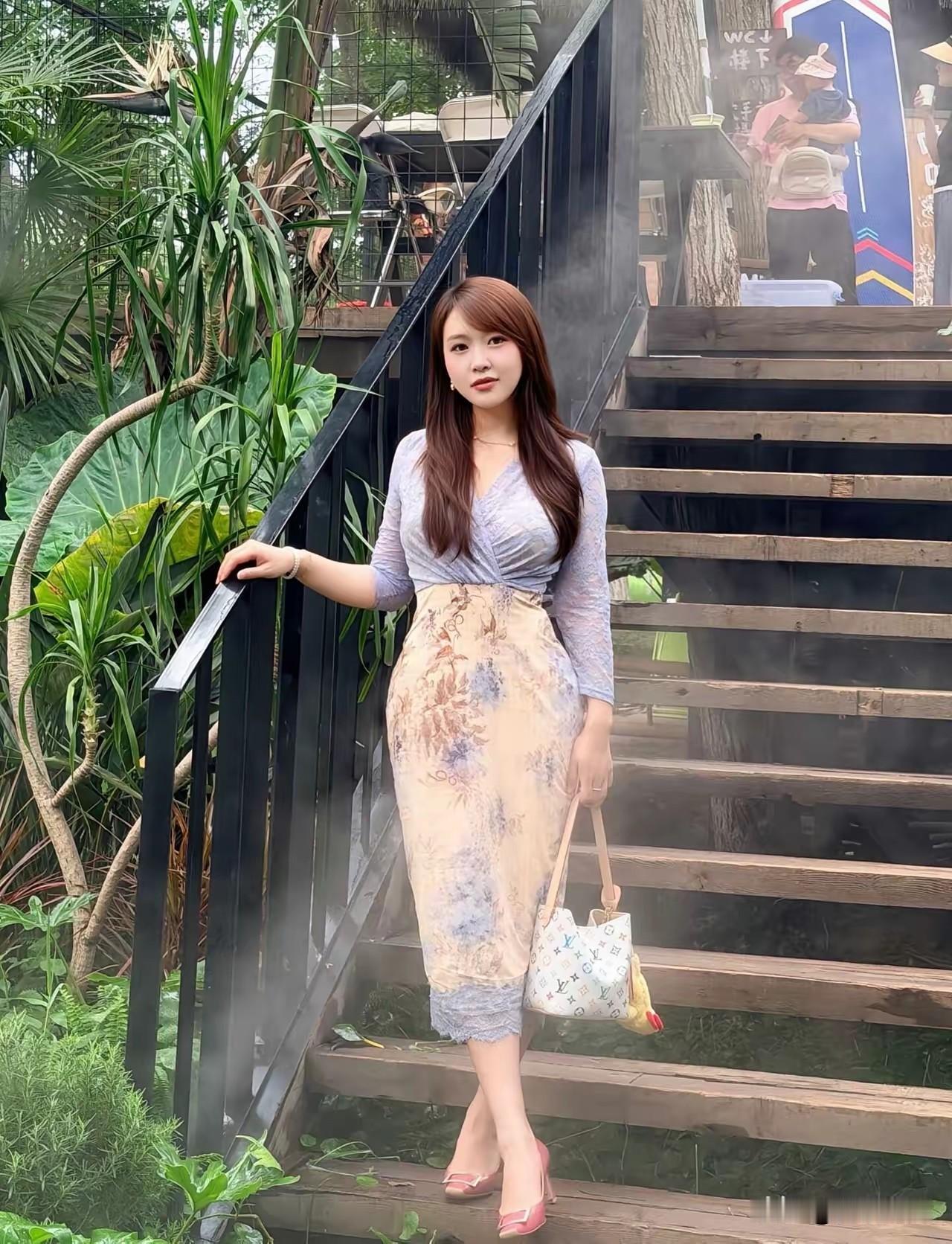 优雅漫步在绿意盎然的花园中，享受宁静的午后时光。