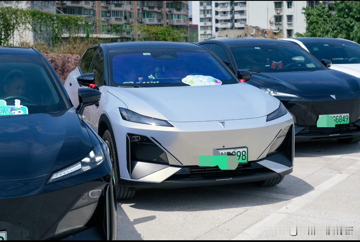 跟单位里年轻的姑娘跑长途，真开眼界了！上周蹭02年同事的深蓝S07去深圳，彻