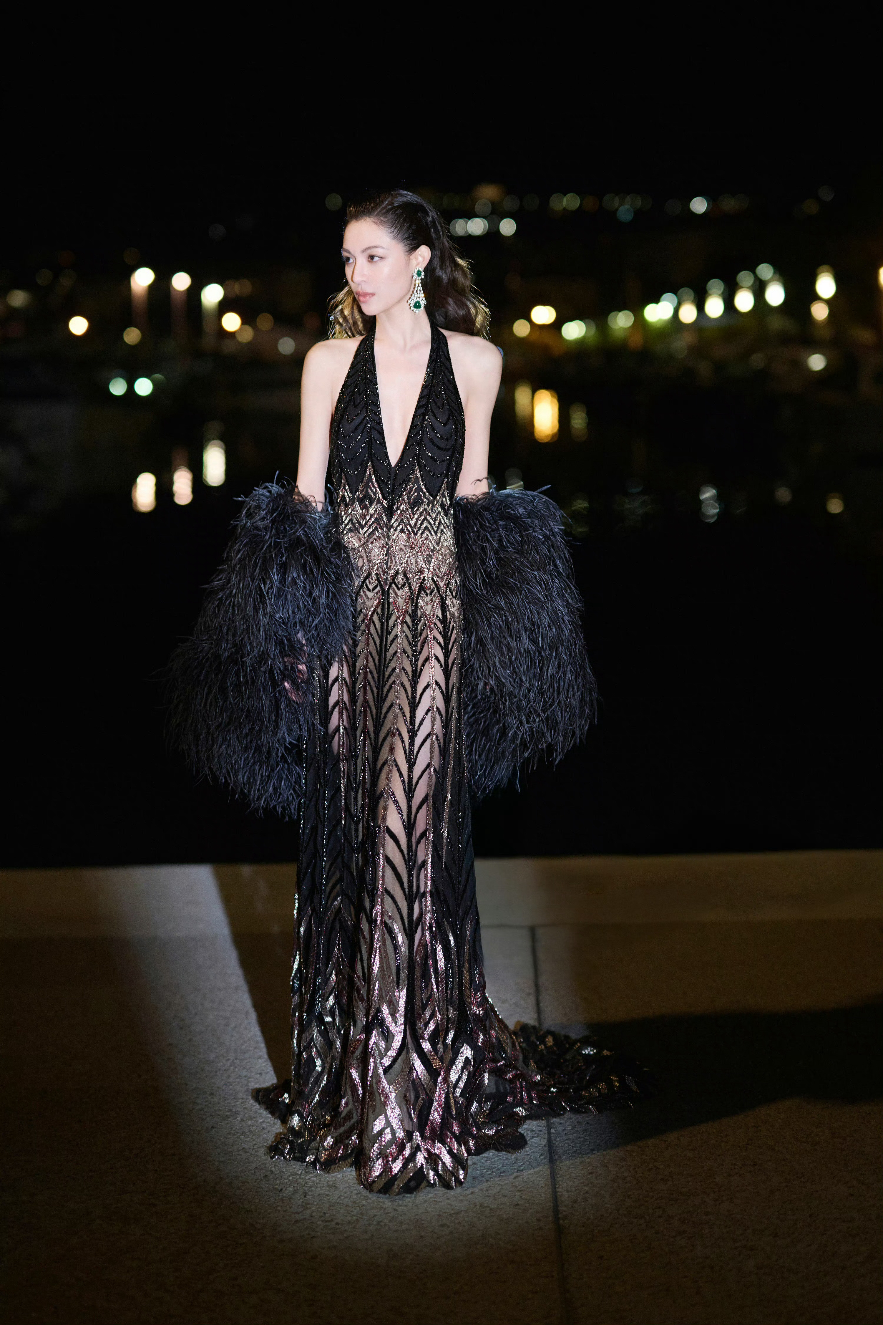 第三次亮相戛纳电影节的这次依然稳定发挥，先是以ElieSaab2024秋冬高