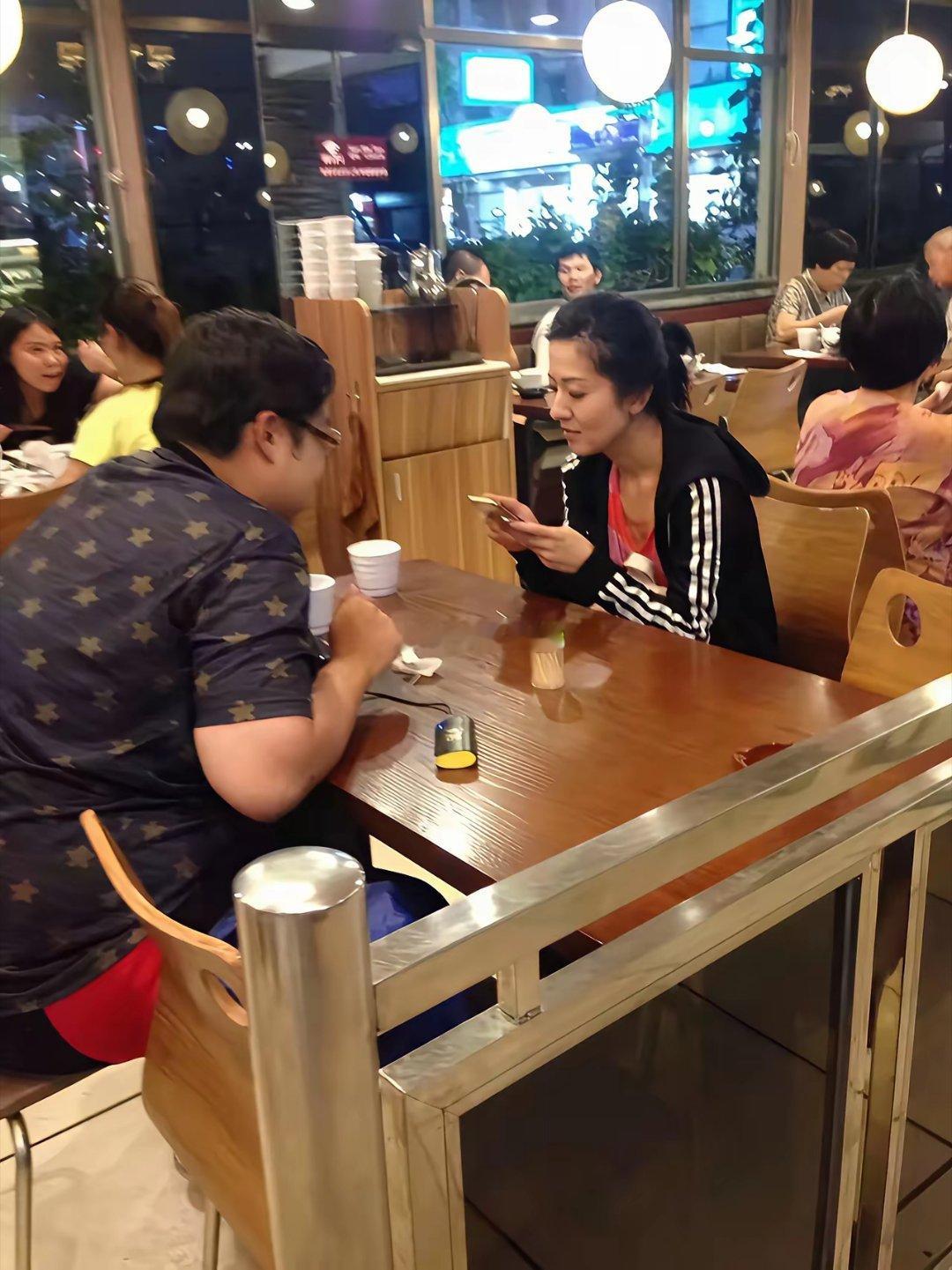 之前见到香港艺人在我隔壁吃饭一下想不起来叫什么名字