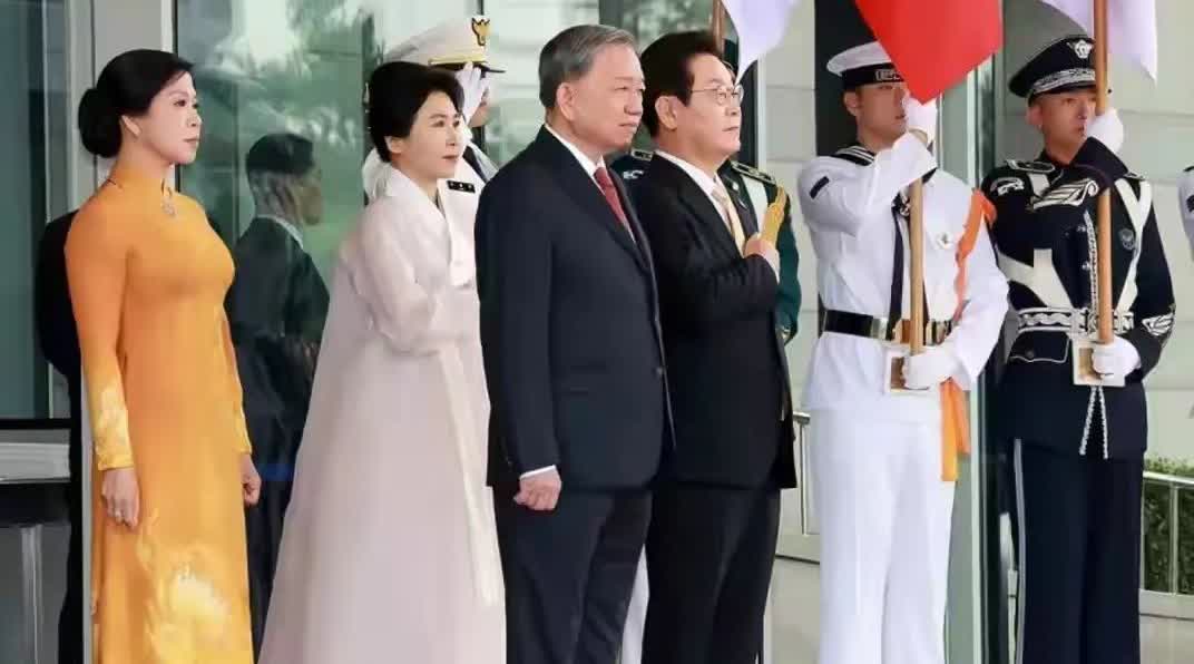 韩国李在明妻子金惠景陪总统接见外国来宾。金惠景穿上白色韩服好漂亮啊！好有韩国女人