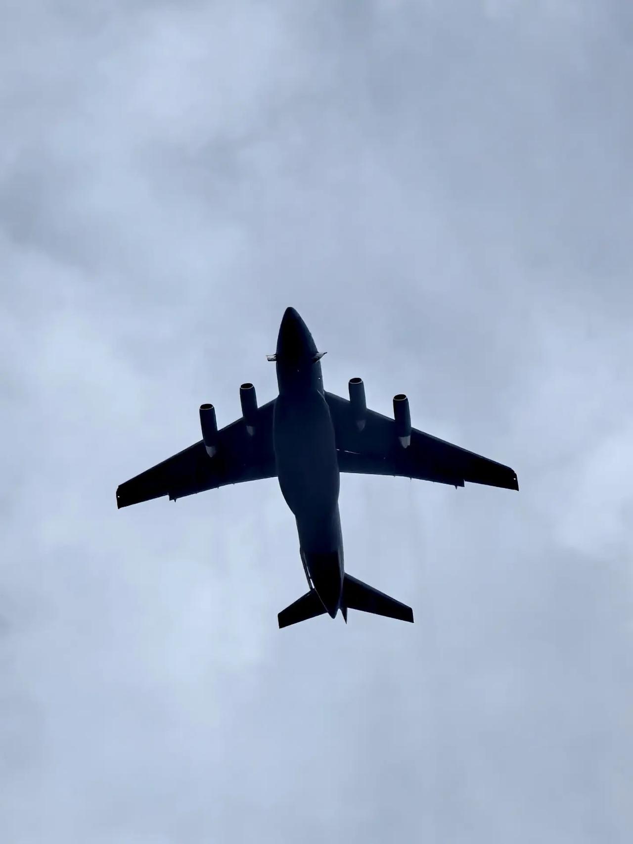 某大型运输机所有的舱门打开，准备快速投放伞兵力量。运二十研制之初的主要一个任务就