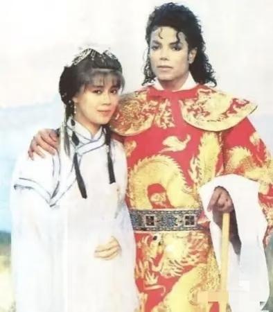1987年，迈克尔杰克逊的一张罕见的中国戏服装，他搂着的女明星，大家知道是谁吗？
