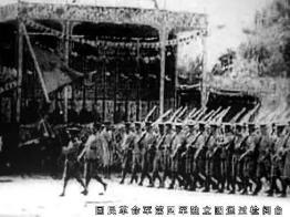 1949年，南京总统府里，蒋介石早已慌了神。他最为倚重、专门贴身护卫的45军97