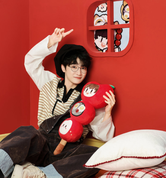 周深多了个新“身份”他开始在评论区扮演客服的角色，大家可以喊他“卡布客服”只