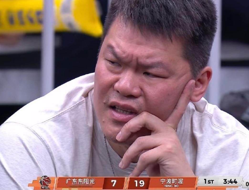 广东宏远总经理朱芳雨压力很大呀，镜头给到他，这头发都白了，球队开局处于两位数的落